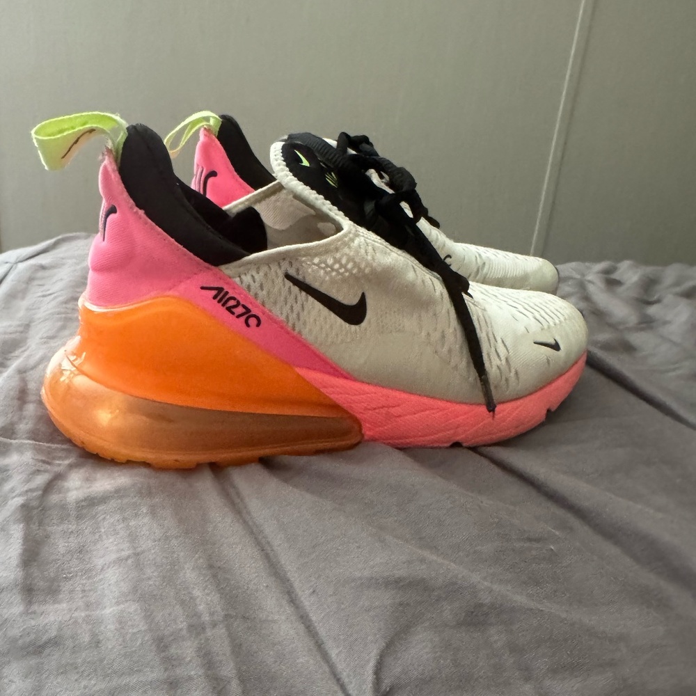 Womans Nike 270s